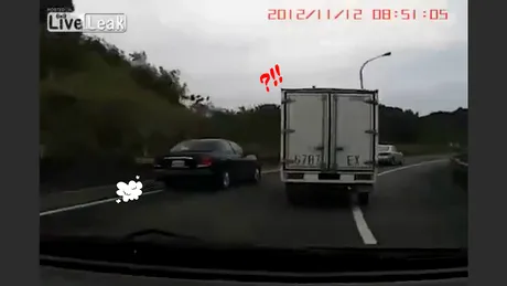 Accident: Şofer agresiv, pedepsit de soartă. VIDEO