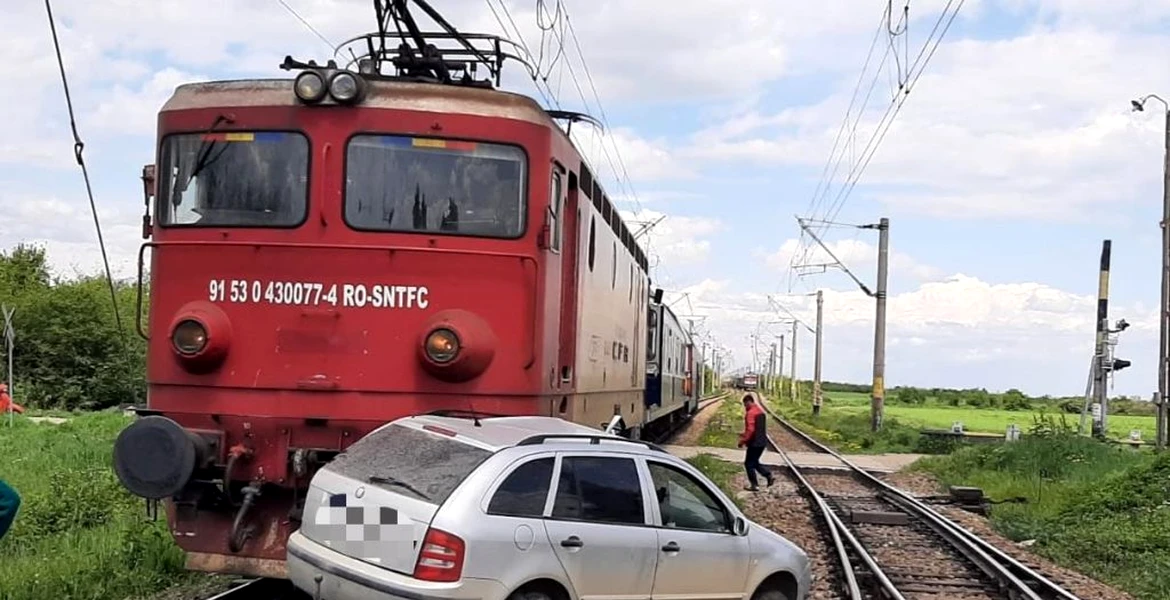Un tren a acroșat un autoturism la o trecere la nivel cu calea ferată în Vrancea – FOTO