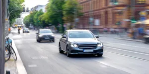 De cât spațiu ai nevoie ca să oprești mașina? Studiul care îi contrazice pe șoferi