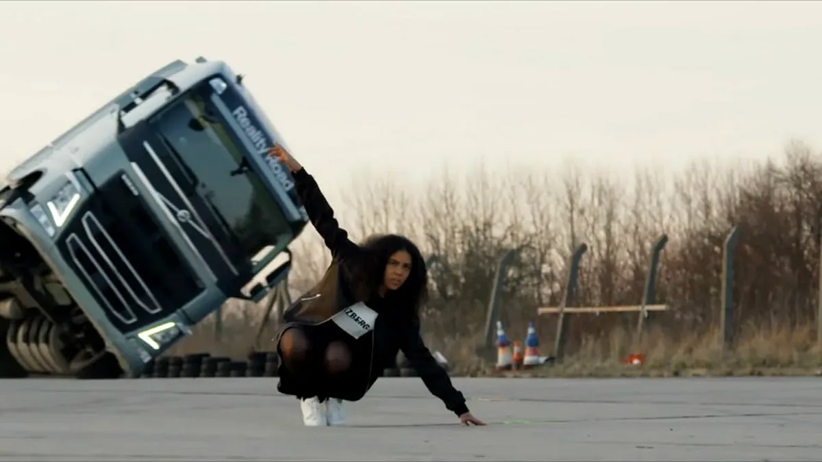 Ce cascadorii mai face Volvo pentru a ne convinge să-i cumpărăm camioanele. VIDEO