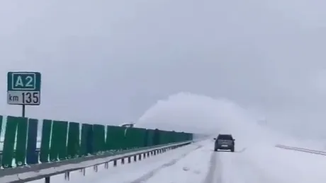 VIDEO - Deszăpezire în bătaie de joc pe Autostrada Soarelui: zăpada este aruncată de pe un sens pe altul