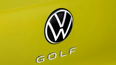Imagini spion cu facelift-ul lui Volkswagen Golf. Modelul german primește faruri noi