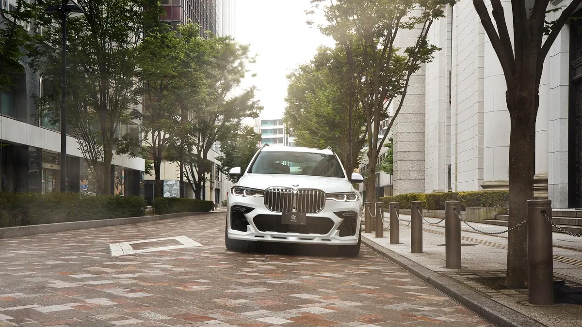 SUV-ul de lux BMW X7 arată spectaculos, tunat de japonezi