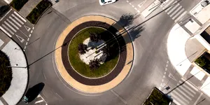 2026: Cine are prioritate, de fapt, în sensul giratoriu. Regula pe care mulți șoferi o încalcă