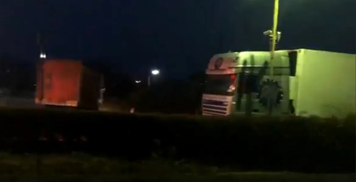 Şoferul unui camion, filmat când conducea pe contrasens pe DN 39 – VIDEO