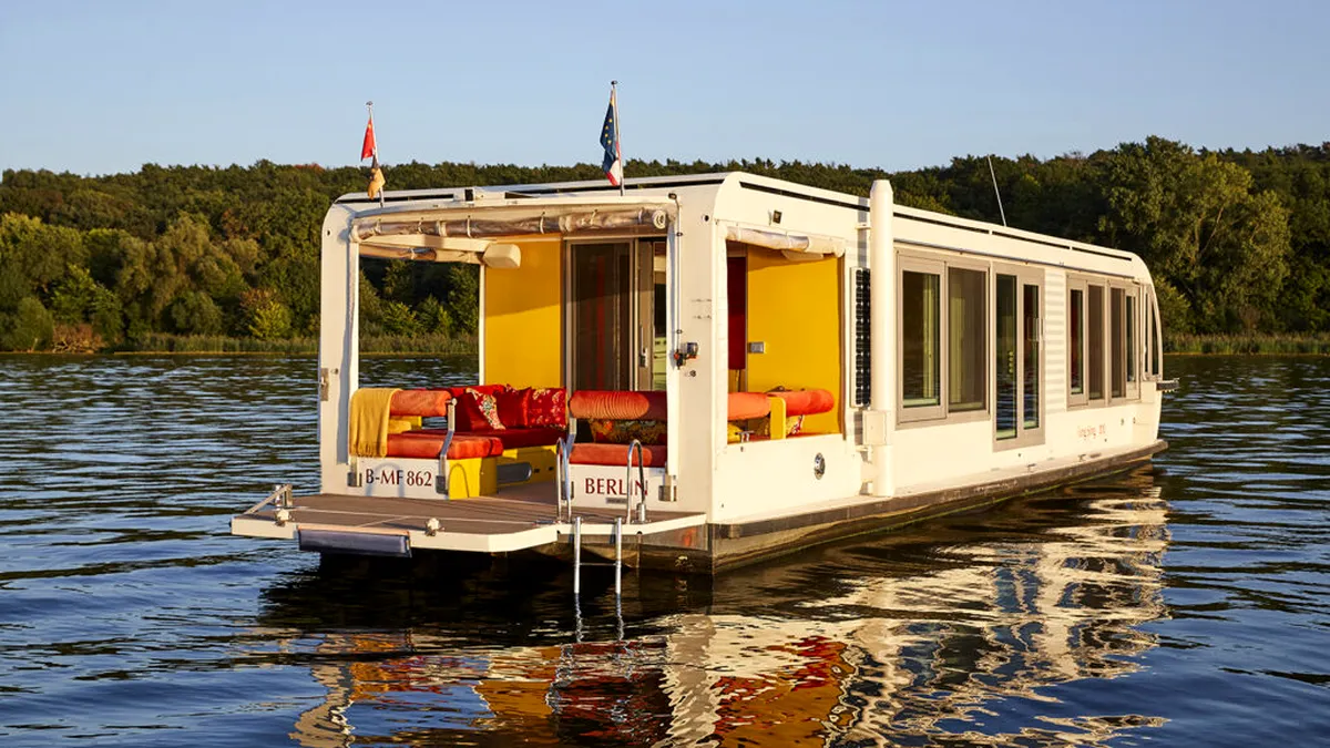 “Tesla pe apă” - o casă plutitoare care se poate deplasa 50 KM pe zi folosind energie solară
