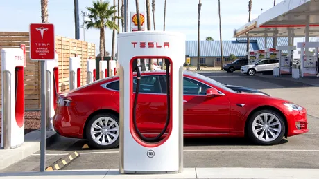 Tesla a devenit cel mai mare producător de mașini electrice din lume