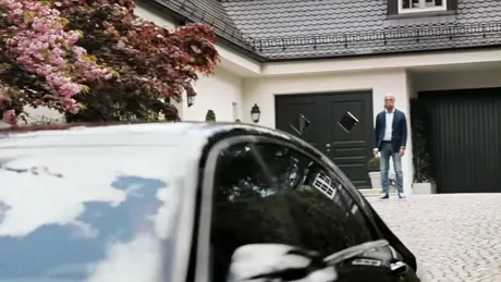 BMW îl omagiază pe fostul CEO Daimler cu un clip video genial - VIDEO