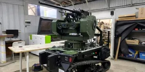 O firmă din România anunță că drona sa terestră „pompier” are acum o versiune militară, cu tun automat și mitralieră. Vehiculul ar fi deja folosit pe front