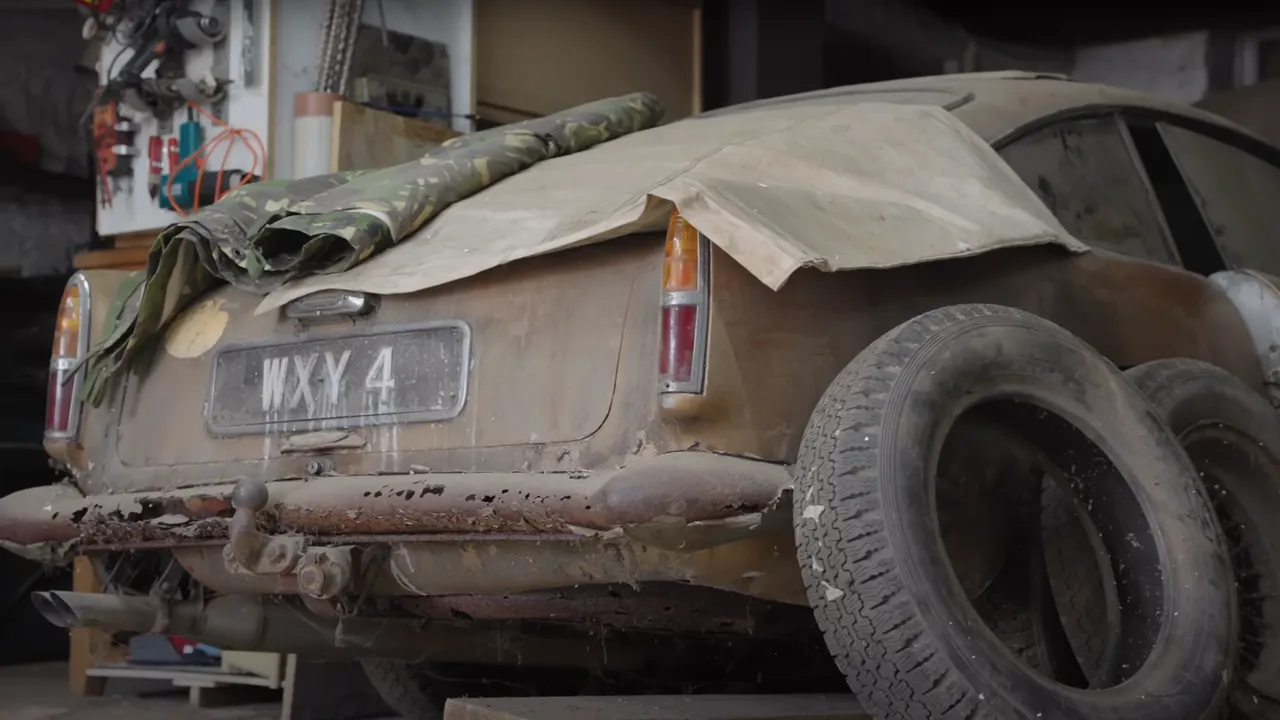 un-aston-martin-abandonat-intr-un-depozit-masina-ar-fi-apartinut-unui-adevarat-spion-video 11 