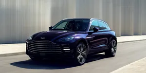 <span class='prepend'>Foto |</span> Aston Martin prezintă DBX GT, versiunea mai puțin sportivă a SUV-ului britanic. Totuși, păstrează motorul V8 de 727 CP