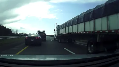 Ce se poate întâmpla când doi fac pe deştepţii pe autostradă. VIDEO