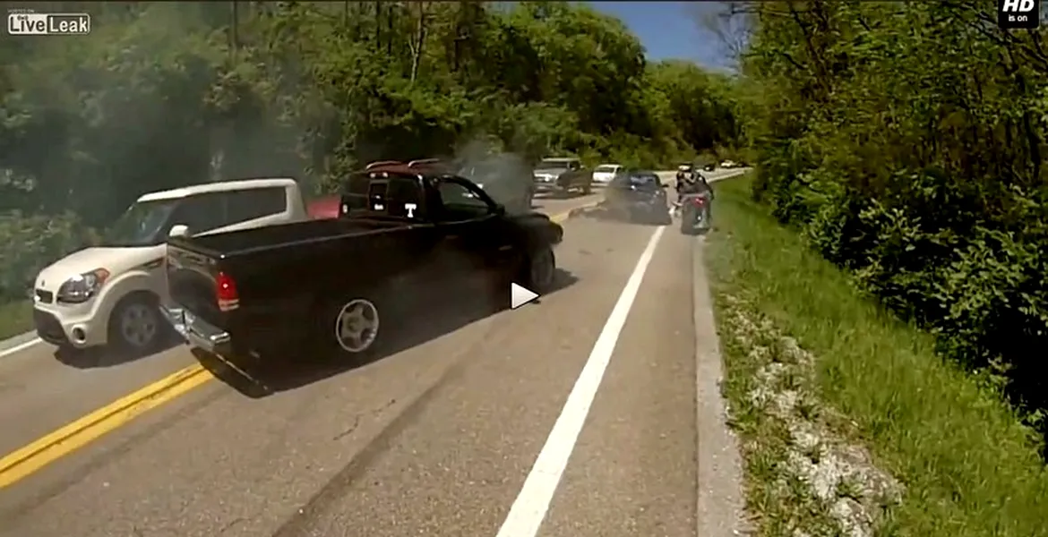 Tradiţii periculoase în trafic. Azi, procesiunile funerare. VIDEO