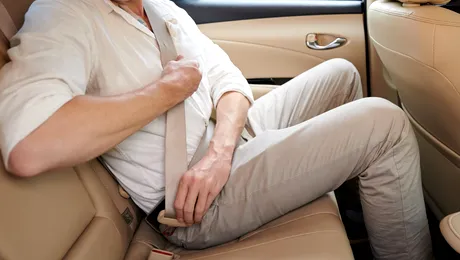 2026: Cât este amenda pentru pasagerii din spate care nu poartă centura de siguranță. Pentru șofer se aplică puncte?