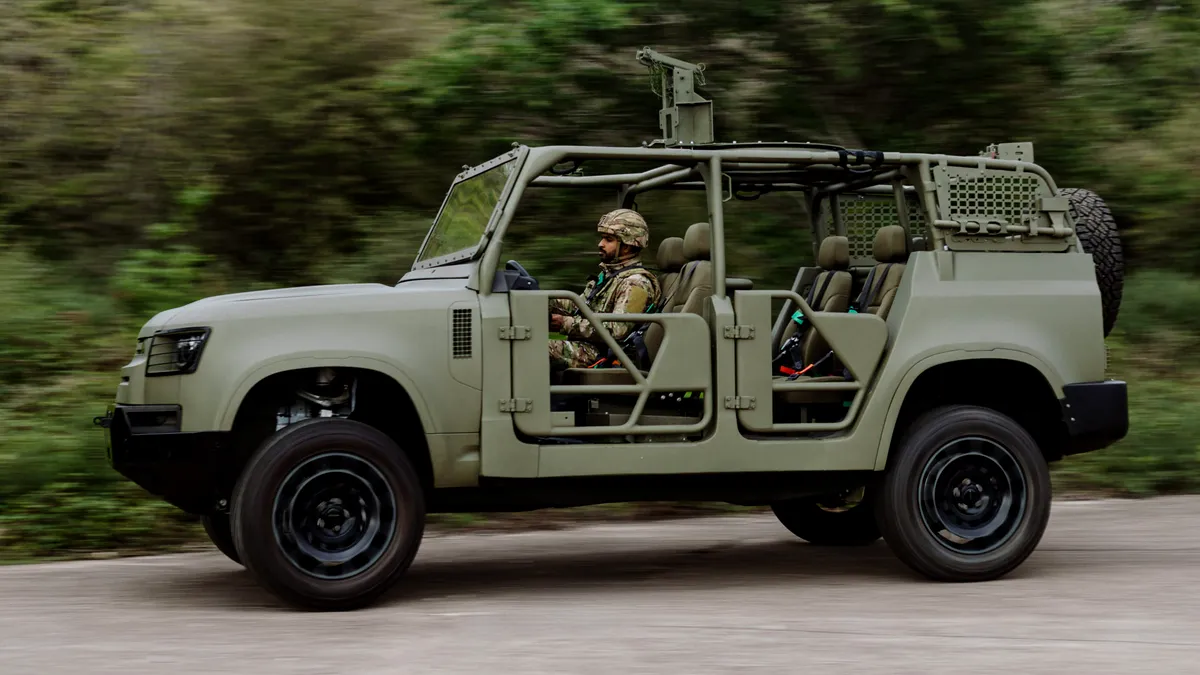 Land Rover Defender se transformă în vehicul militar. Trei SUV-uri, prezentate la un eveniment militar din Marea Britanie