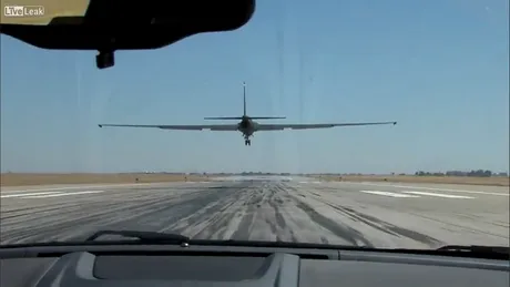 Cel mai spectaculos job: să ghidezi avioanele U2 dintr-un Corvette! VIDEO