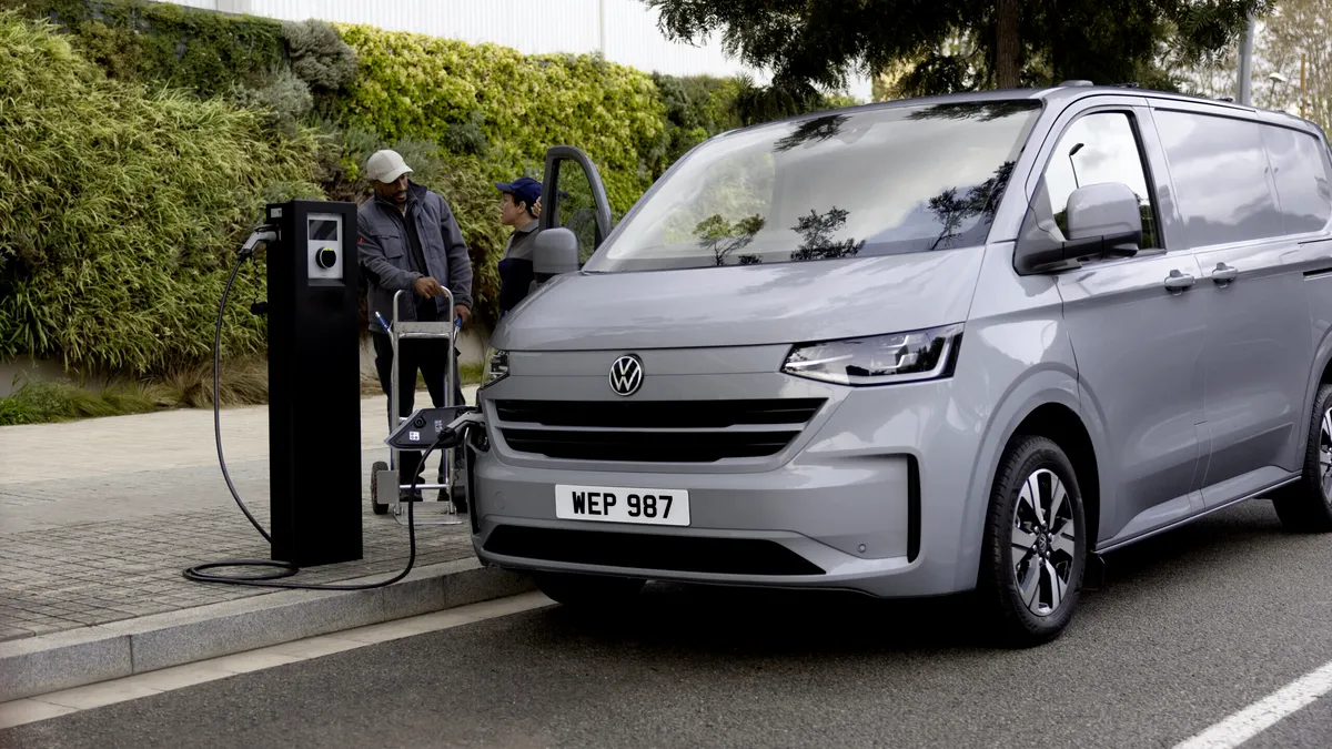 Volkswagen lansează prima sa dubă plug-in hybrid, prin intermediul Transporter eHybrid. Cât costă în România?