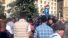 Scandal la protestul oierilor. Fermierii au forțat gardurile de protecție, pentru a intra în sediul ANSVSA. Jandarmii au folosit gaze lacrimogene