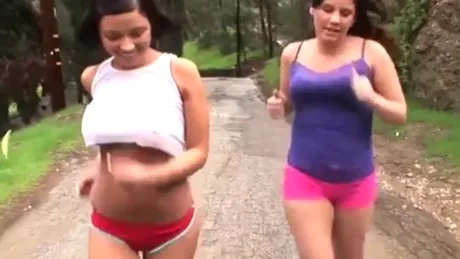 Întrecere între două fete dotate, filmată în slow motion [VIDEO]