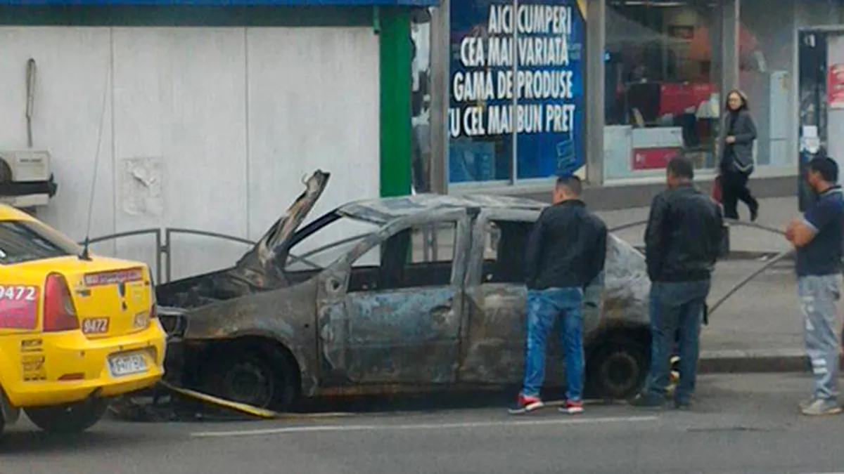 Protestul extrem al unui taximetrist: şi-a incendiat maşina în centrul Bucureştiului, din cauza unei amenzi. GALERIE FOTO - VIDEO