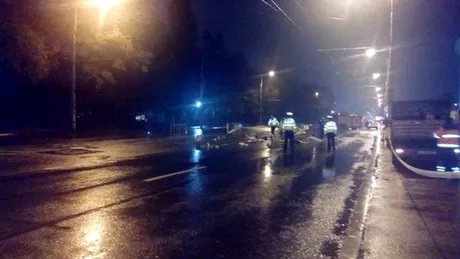 Un poliţist din Bucureşti a ajuns la spital în stare gravă, după ce a căzut cu motocicleta într-o groapă