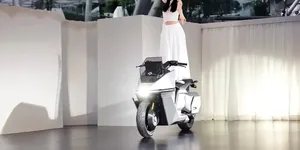 Prima motocicletă electrică cu auto-echilibrare din lume intră în producție