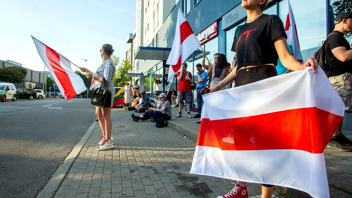 Cum arată mașinile misterioase, neînmatriculate, cu care se arestează protestatari din Minsk, Belarus -  FOTO