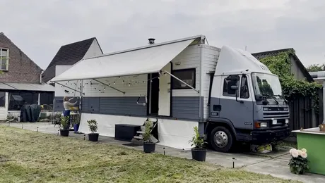 Foto | Un cuplu olandez a transformat un vechi camion DAF într-o casă mică funcțională, pentru un trai accesibil