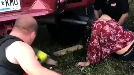 O tânără a rămas cu capul blocat în ţeava de eşapament a unei maşini - VIDEO