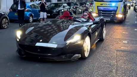 Un ofițer de poliție din Londra se bucură de o plimbare cu un Ferrari Monza SP2 confiscat, în valoare de 3,7 milioane de lire sterline 