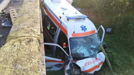 O ambulanță care transporta o pacientă cu COVID a căzut de pe un pod