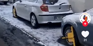 Șoferii care au parcat pe trotuar s-au trezit cu roțile blocate, în Sectorul 4. Primăria a postat imaginile pe TikTok