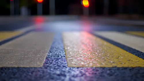 Video – Bucureștiul are prima trecere de pietoni inteligentă. Luminile se aprind doar când cineva vrea să traverseze