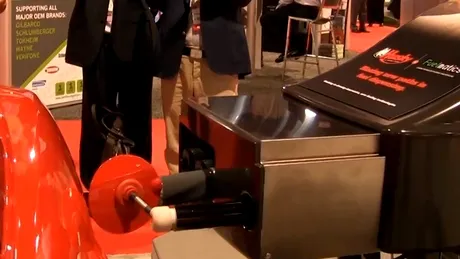 VIDEO: Robotul care face plinul la maşină