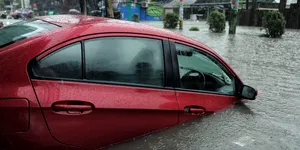 Mai poate fi reparată mașina dacă a fost inundată? La ce detalii trebuie să fii atent și când se declară daună totală în 2026