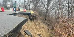 O bandă de circulație s-a prăbușit la intrarea în Câmpina. Trafic paralizat pe DJ 101R