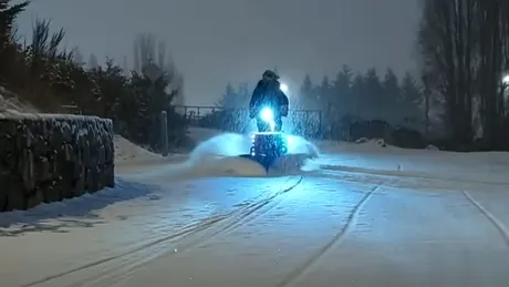 Un canadian deszăpezește străzile într-un mod neconvențional, cu ajutorul unei biciclete - VIDEO