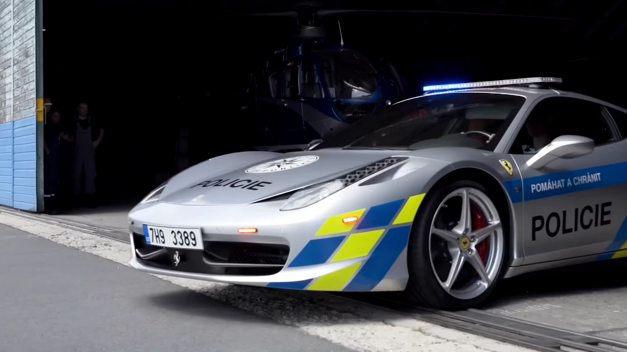 Ferrari 458 Italia apreendida vira carro de polícia na Tchéquia