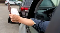 Ce faci dacă te oprește Poliția și ai buletinul expirat? Poți fi sancționat chiar dacă permisul e valabil