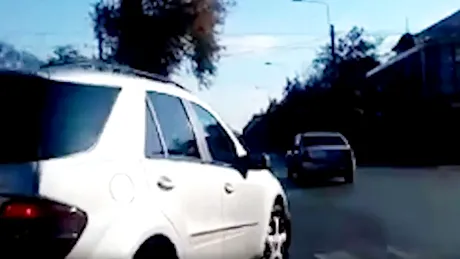 Șoferul unui Mercedes-Benz ML face o manevră uimitoare - VIDEO