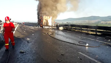 Un camion încărcat cu alimente și băuturi alcoolice a luat foc pe A1 - GALERIE FOTO