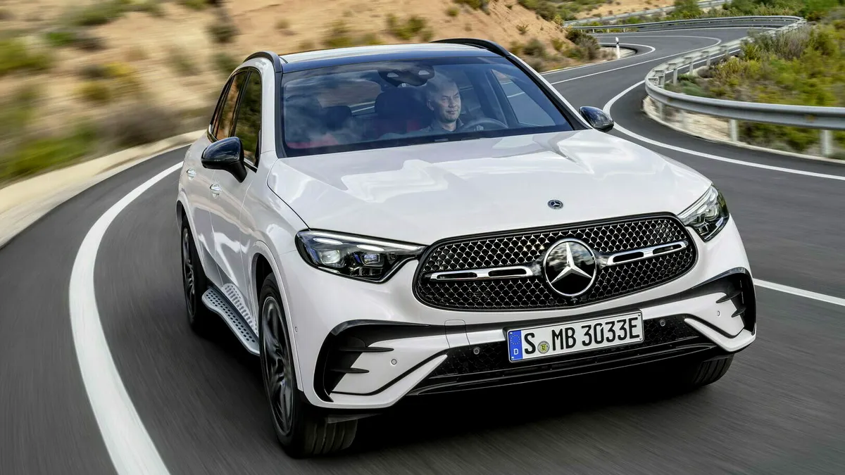 Mercedes-Benz a dezvăluit noua generație a SUV-ului compact GLC