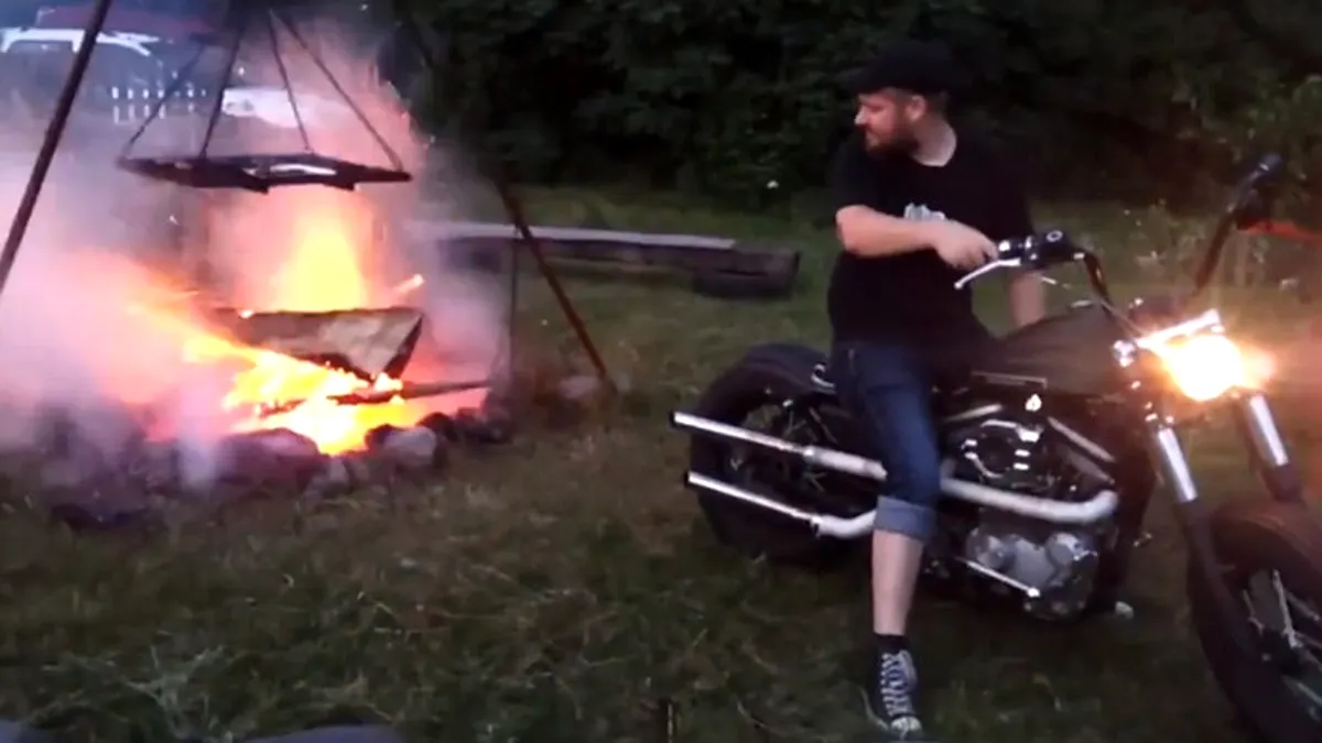 Video: Focul de la grătar e aproape stins? Nu-i nimic, se rezolvă cu un Harley