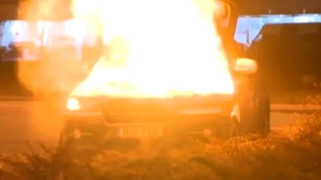 VIDEO Maşină de lux, mistuită de flăcări în Bucureşti
