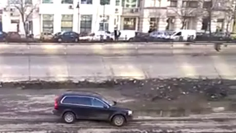 VIDEO. Imagini incredibile cu un şofer care conduce maşina prin albia Dâmboviţei