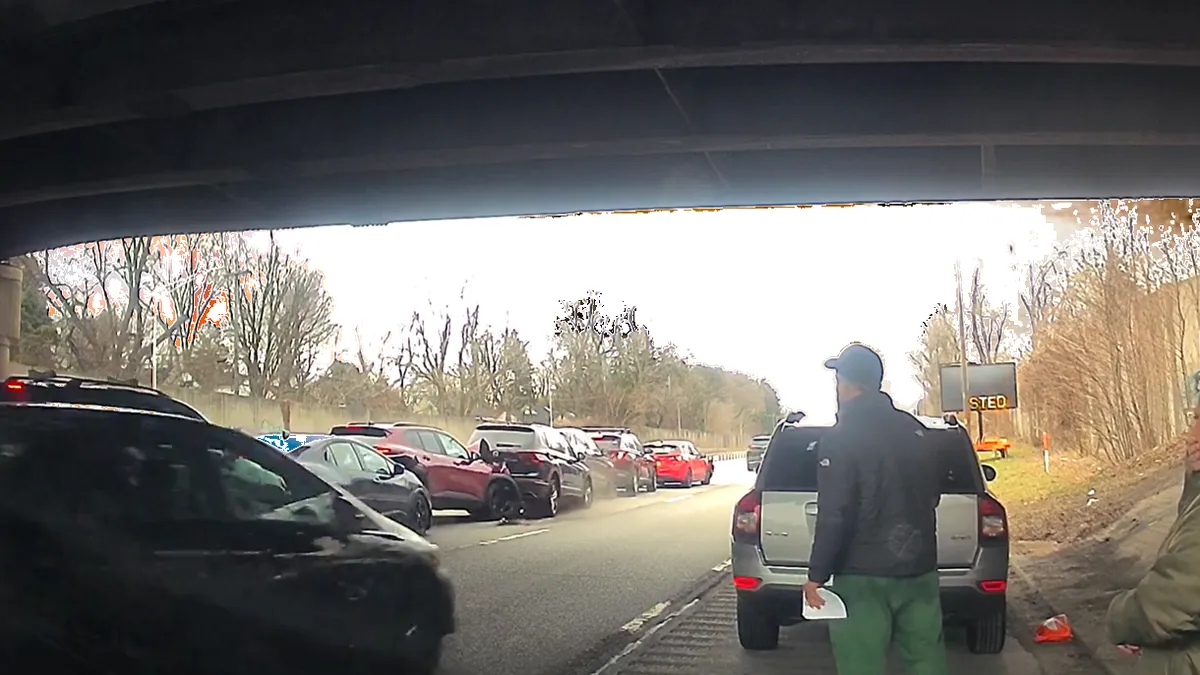 Câte mașini poate distruge un șofer neatent dintr-o singură lovitură. Totul a fost filmat cu o cameră de bord