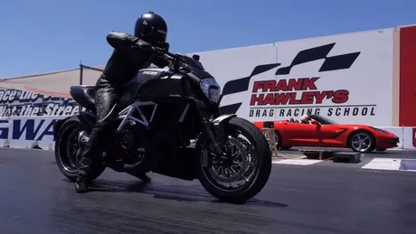 Motocicletă vs maşină: Corvette C7 se bate cu Ducati Diavel. VIDEO