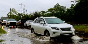 Experții avertizează: mii de mașini afectate de inundații ajung pe piața second-hand. Cum le depistezi