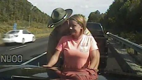 Poliţistul a tras-o pe dreapta de două ori pe această femeie. Controlul CORPORAL este revoltător - VIDEO