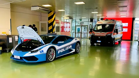 Poliția italiană a transportat doi rinichi cu un Lamborghini Huracan